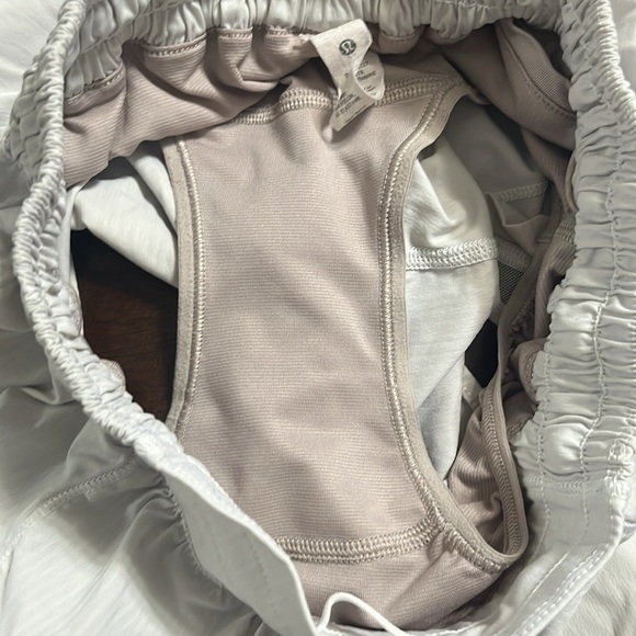 Lululemon hotty hot low rise short - Picture 5 of 6